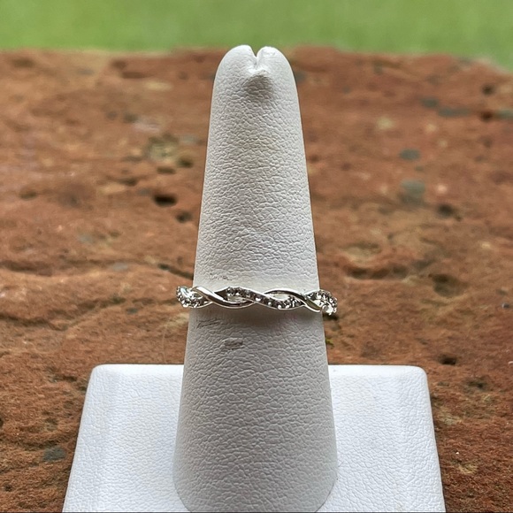 Beautiful & simple 925 silver filled infinity ♾ ring with white crystals - Picture 5 of 6